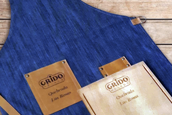 Delantal de jeans con bolsillo cuero grabado