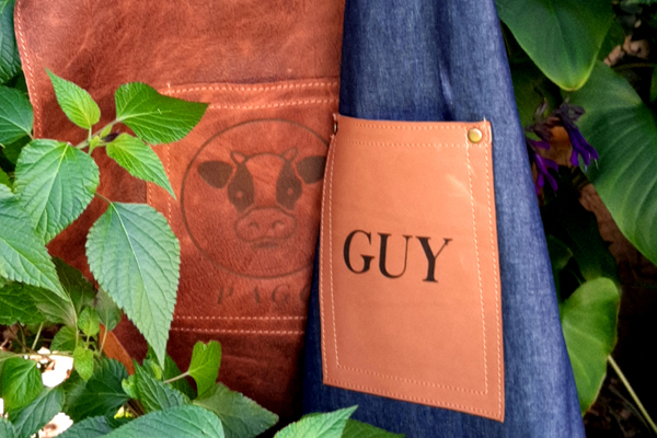 Delantal de jeans con bolsillo cuero grabado