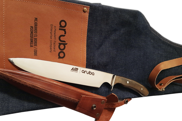 Delantal de jeans con bolsillo cuero grabado