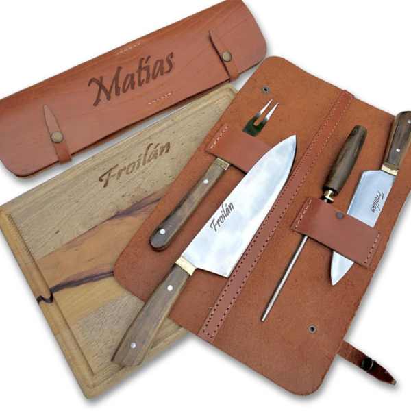 Estuche asador  de cuero 4 piezas con 3 grabados mas tabla Madera Nativa de 25 x35 con grabado
