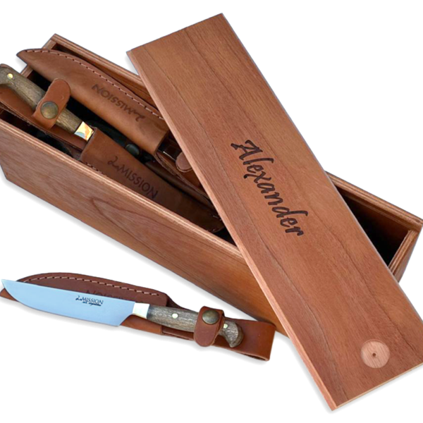 Caja de cedro con grabado mas 4 cuchillos con vaina de cuero