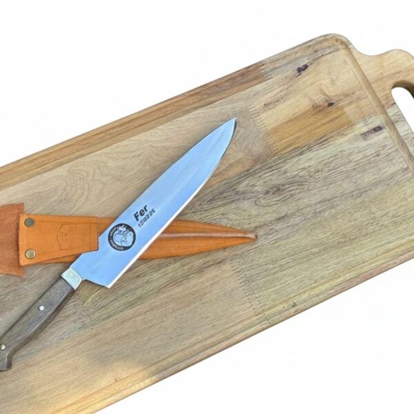 Cuchilla y vaina cuero con grabado Más tabla madera nativa