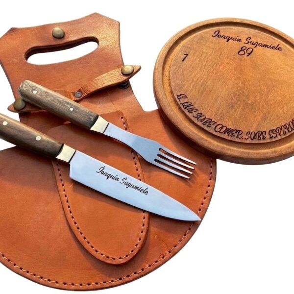 Porta tablas con jgo doble + plato algarrobo 22 diámetro + grabado frase y nombre