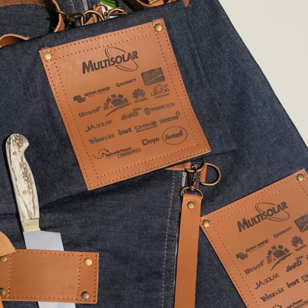 Delantal jeans con varios logos